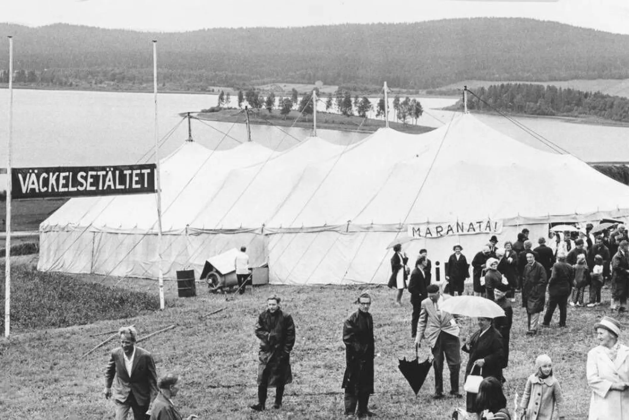maranatas-vackelsetalt-pa-en-aker Maranatas tältmöte på en slätt.
